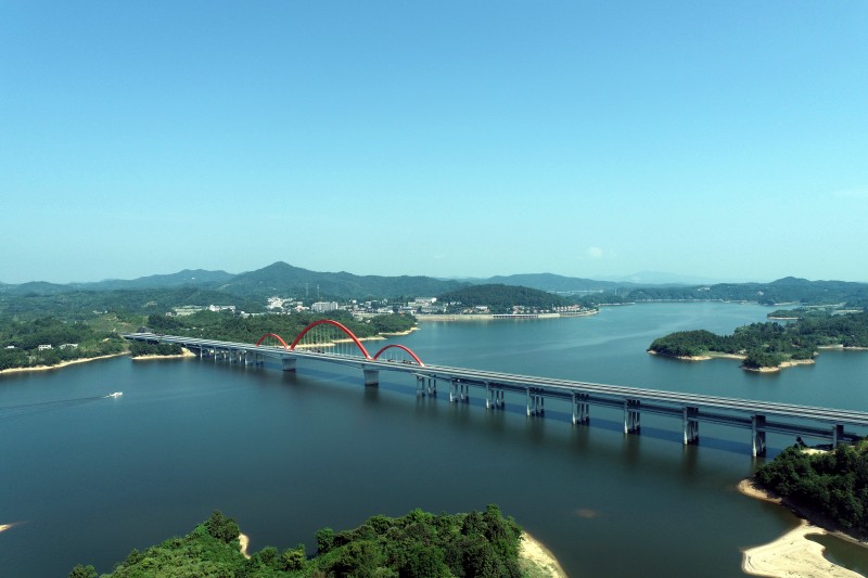 2、沿大別山高速雞公山至商城（豫皖省界）段鲇魚山水庫特大橋.jpg